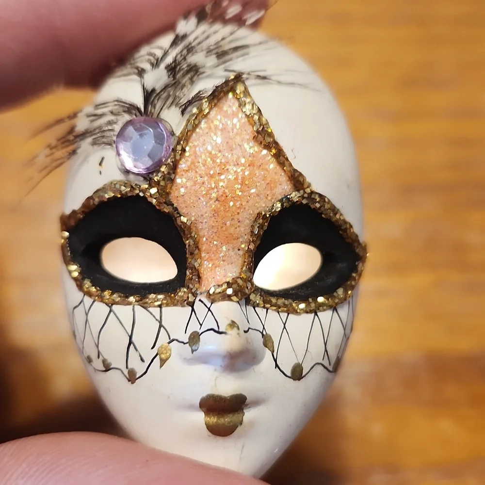 Masquerade Mask Pin - Picture 2 of 4